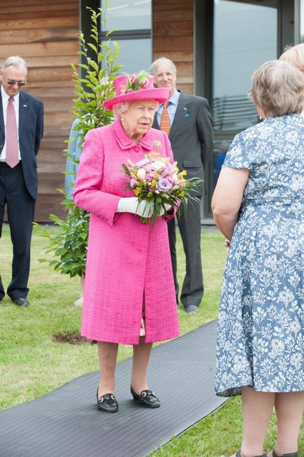 50 оттенков розового: 95-летняя королева в нарядах своего любимого цвета
