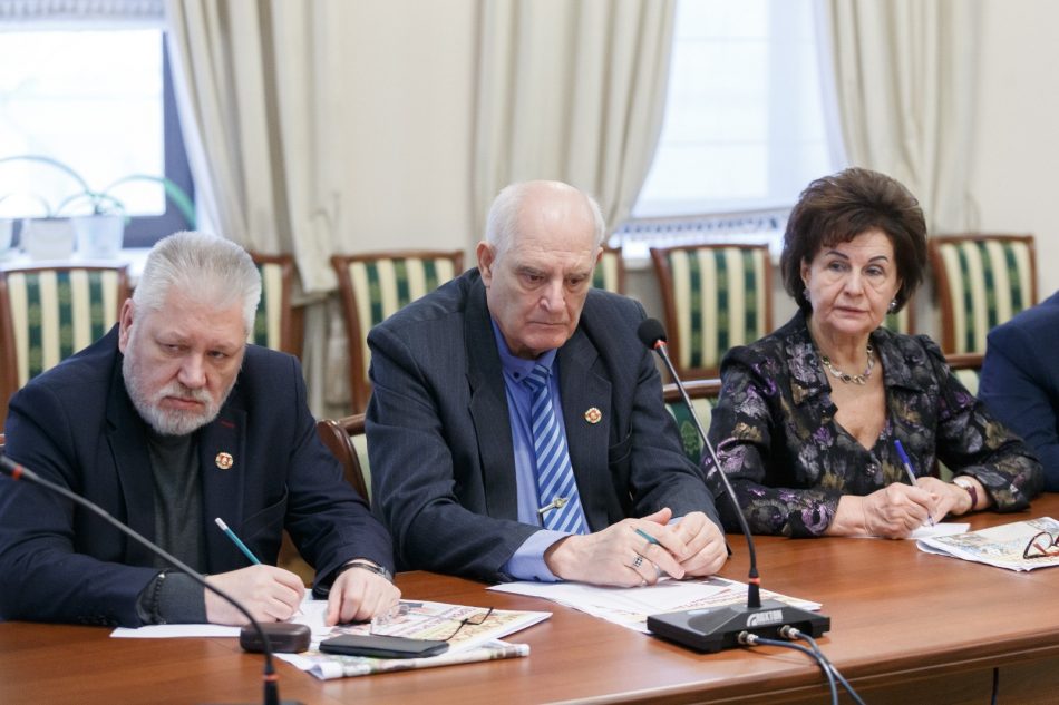 В Московском совете ветеранов поддержали решение Путина участвовать в выборах. Фото: Аркадий Велюров