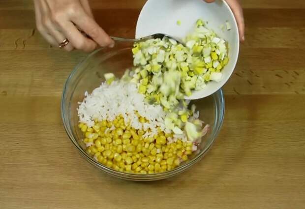 Рецепт: Салата с крабовыми палочками и кукурузой. Классические рецепты очень вкусного салата с крабовыми палочками