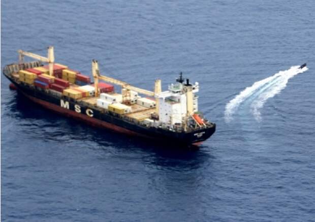 Вертолет с российского военного корабля отогнал пиратов от судна «Люция»