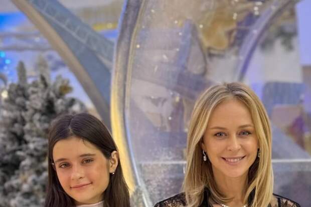 Бывшая жена певца Григория Лепса вышла в свет с их младшей дочерью