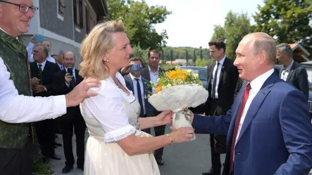 Вызвала гнев: экс-глава МИД Австрии назвала соотечественников «гиенами