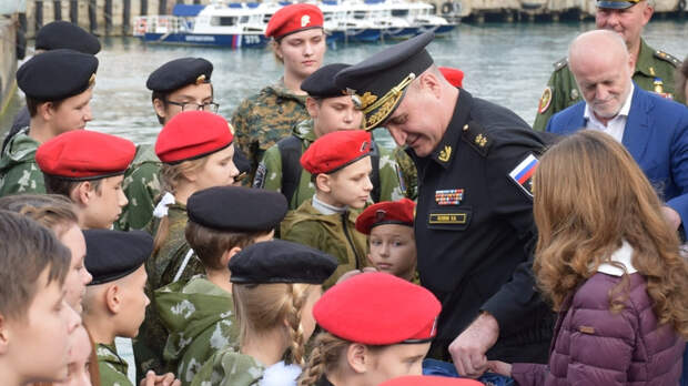 В Ялте прошла военно-патриотическая акция «Нет выше чести Родине служить»