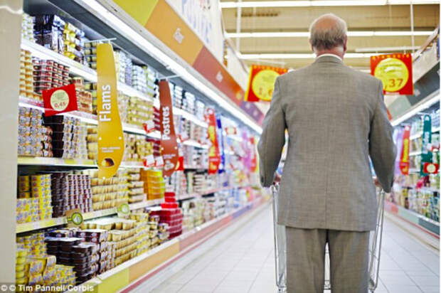 Семья не смогла заплатить в супермаркете за продукты, но им на помощь пришел полицейский