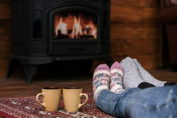 Простой способ прочистить дымоход: картофельные очистки и осина