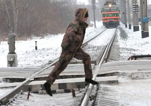 Туда не ходи, а то алимент бошка попадёт... Мужчина перебежал железную дорогу и был пойман за неуплату алиментов