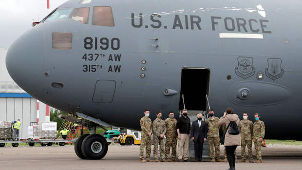 Times: США перебросили 14 военных самолетов и два вертолета в Британию