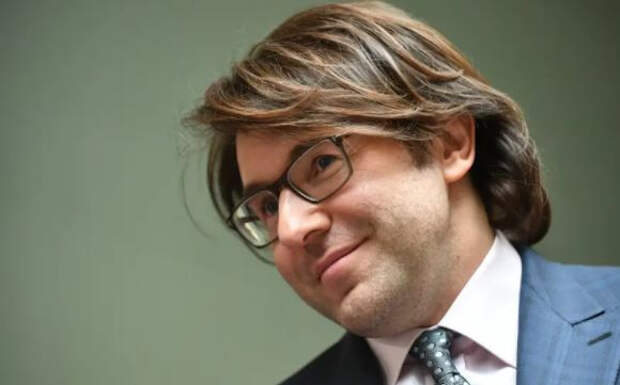 Телеведущий Малахов показал, как его наказывает супруга Наталья Шкулева