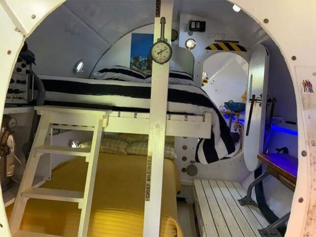 Безумный ученый из Новой Зеландии построил желтую подводную лодку в лесу