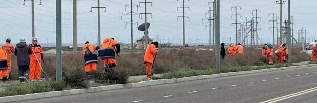 В Актау с дороги к «Тёплому пляжу» вывезли 30 тонн мусора