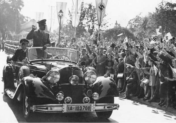 Адольф Гитлер едет в кабриолете Mercedes-Benz 770 второго поколения (W150), сентябрь 1938 года. | Фото: ru.wikipedia.org.