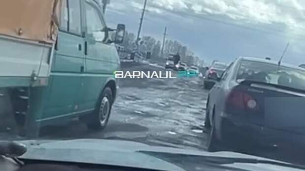 Стояли больше часа. Автомобилисты пожаловались на работу переезда в Тальменском районе