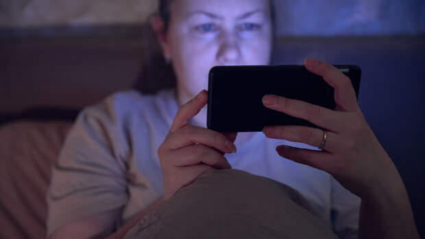 Спину ровно: как пользование смартфоном калечит позвоночник