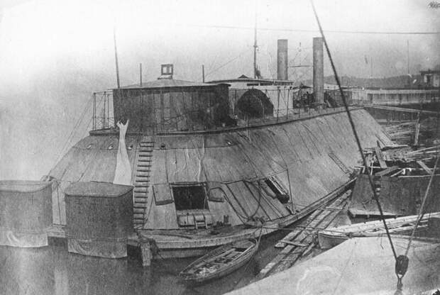 Броненосец "Эссекс", входивший в состав флота Союза на реке Миссисипи, 1864