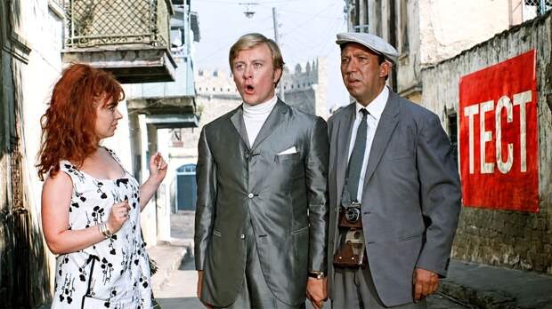 Тест по фильму «Бриллиантовая рука»: какой кадр с второстепенными героями взят из легендарной комедии Гайдая?