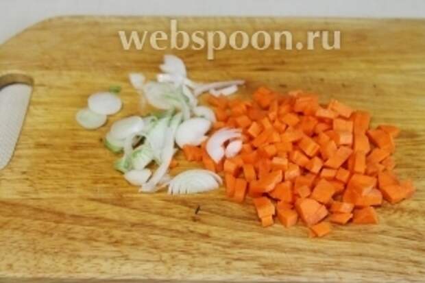 Нарезать морковь мелкими кубиками, лук полукольцами.