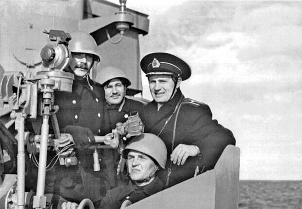 Армейские фотографии знаменитостей из их дембельских альбомов