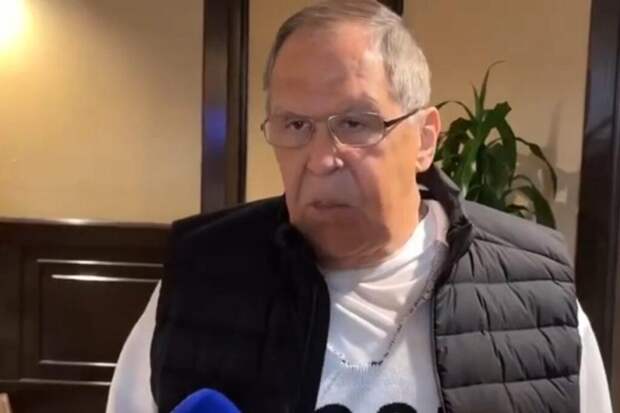 Свитер с СССР, в котором Лавров прилетел на Аляску, раскупили