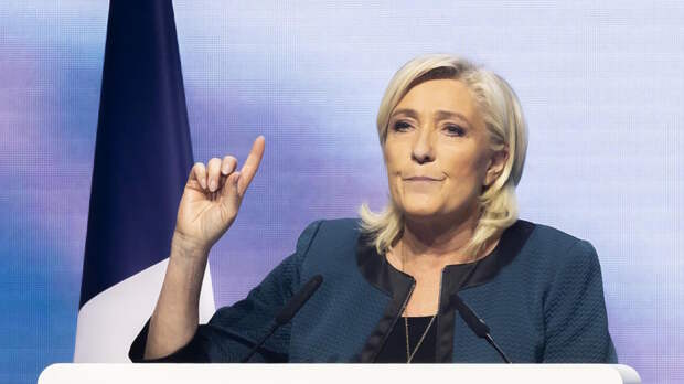 Ле Пен обвинила Макрона в попытке "административного госпереворота" во Франции