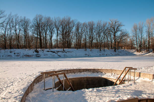 Врач Подчиненова рекомендовала размяться перед купанием в проруби