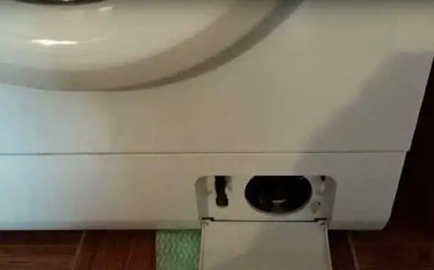 Для чего нужна маленькая дверка cнизу в стиральной машинке и зачем нужно периодически открывать её