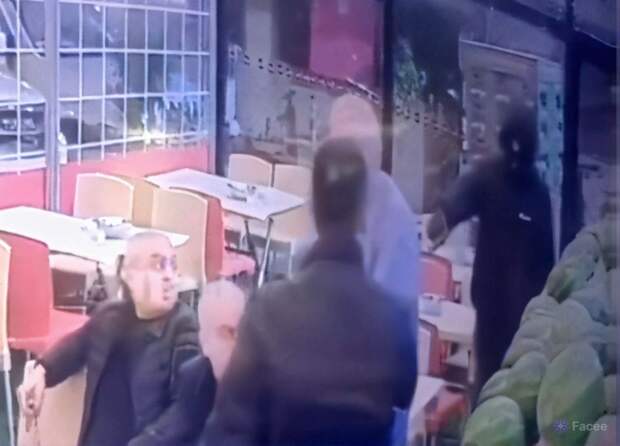 Неизвестный выстрелил в мэра и его заместителя в ресторане на севере Израиля