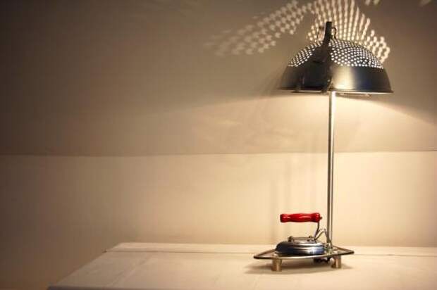 Винтажная лампа из дуршлага и кухонной утвари