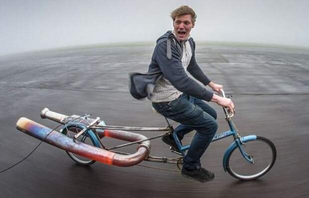Колин Ферз верхом на реактивном велосипеде. | Фото: odditycentral.com.
