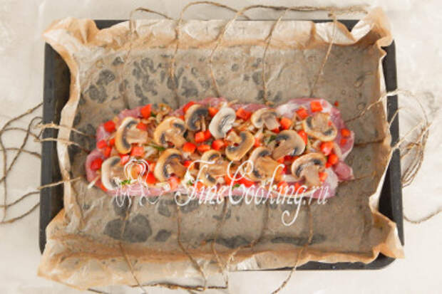 Румяные пластинки жареных шампиньонов - следующий слой нашего мясного блюда