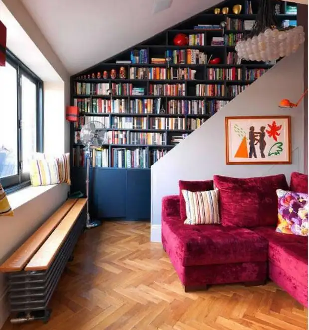 Книжные шкафы в интерьере гостиной в городской квартире (52 фото)