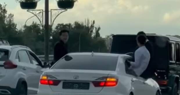 Выпускники высовывались из окон движущегося авто в Алматы