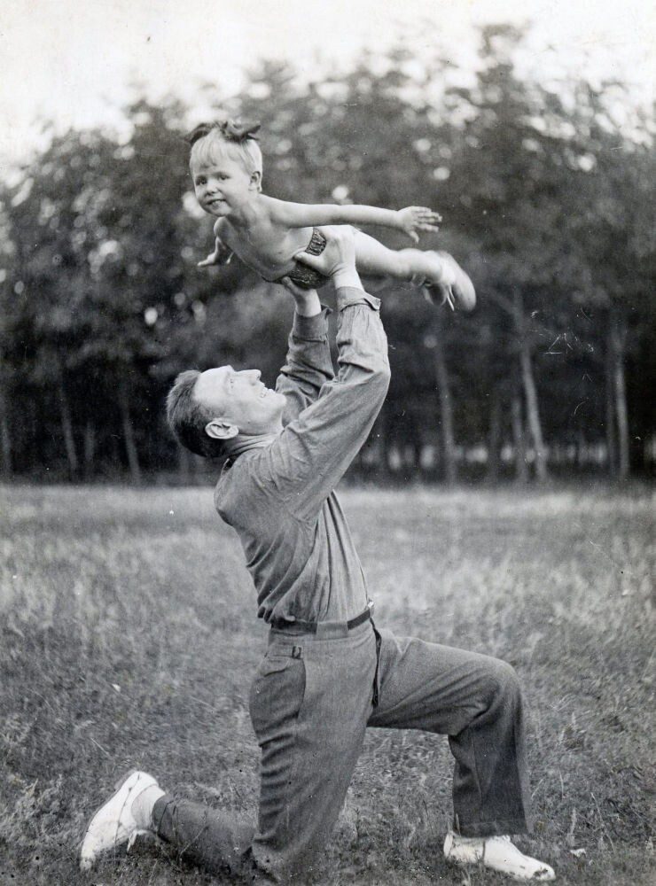 На фотографии 1940 года Сергей Семенович с дочкой Ольгой на даче. На фотографии 1940 года Сергей Семенович с дочкой Ольгой на даче.