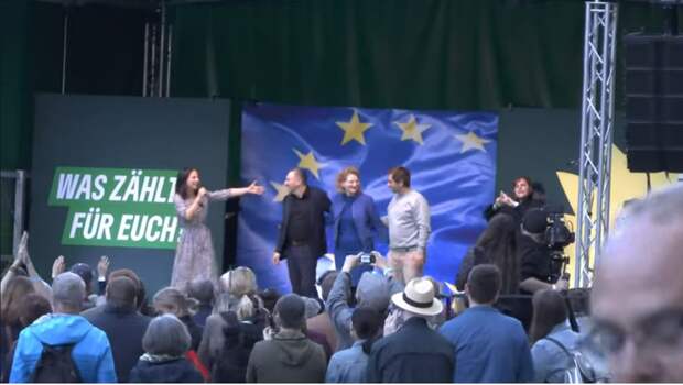 Репортажи о предвыборных митингах в Европарламент весьма скупые. Случайно я наткнулась на сообщение, что Бербок поехала в Баварию и выступила на митинге, куда вдруг заявились "две контрдемонстрации".-21