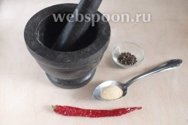 Разотрите в ступке сухой чеснок, перец и кориандр.