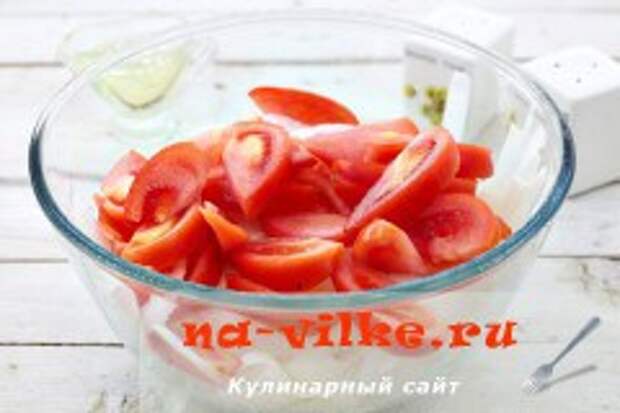 Салат из белой редьки и помидоров