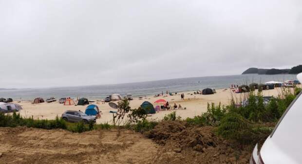 Холодно и дождь, но что делать: на "диких" пляжах Приморья отдыхают неместные туристы