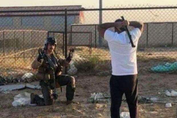 Сбитый пилот F-15 на земле принял позу покорности