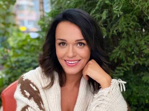 Ванна с окнами в пол и бар в холодильнике: Слава провела румтур по вилле на Бали