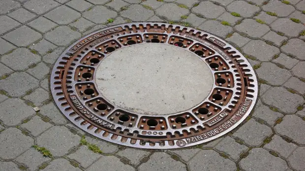 В Омской области проверяют сообщения о падении ребёнка в канализационный люк