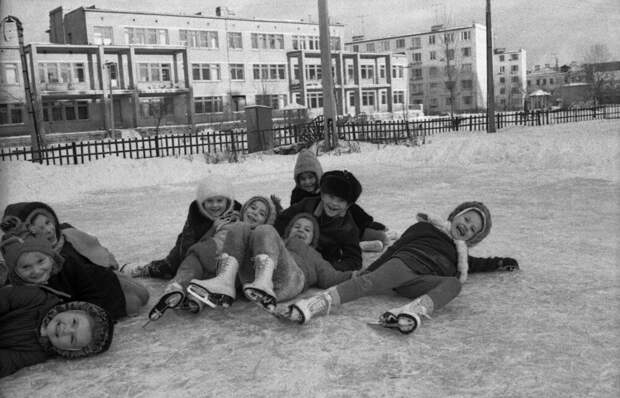 Какая-то старинная фотка про советское детство на коньках, из интернета