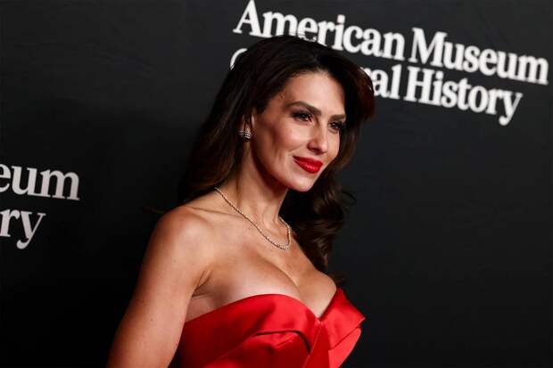 Жена Алека Болдуина жестко ответила назвавшим непристойным наряд ее 12-летней дочери