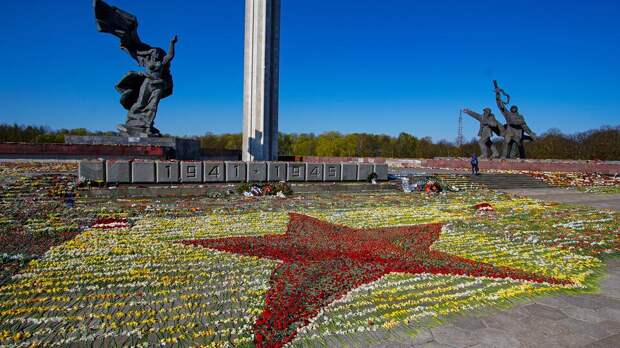 "Несут цветы вопреки запретам": в Латвии вспоминают героев ВОВ