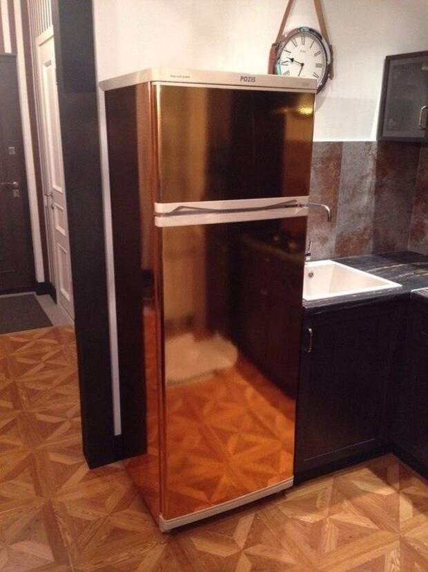 Старый холодильник "не вписывался" в дизайн кухни. Вот что сделал этот хозяин…