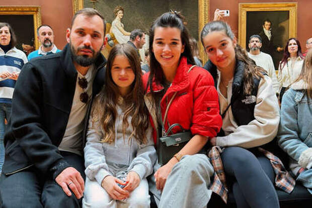 Телеведущая Ксения Бородина с мужем Сердюковым и дочерьми снялась в Лувре