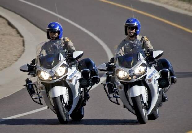 Полицейские скутеры и мотоциклы