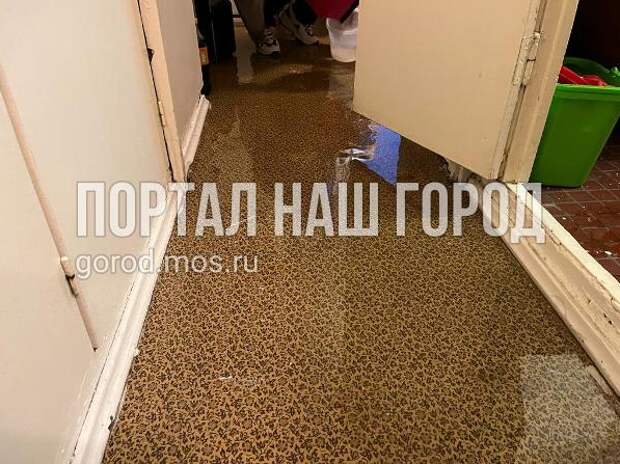 В доме на Рязанском проспекте затопило шесть этажей