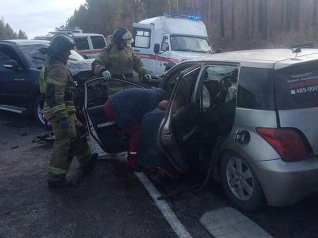 Спасатели вытащили трёх человек из покореженных автомобилей