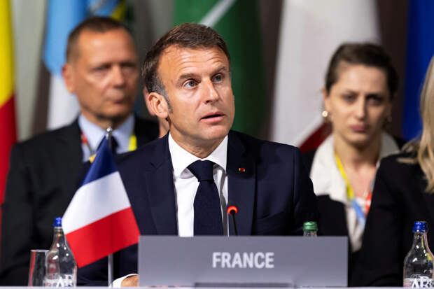 Le Monde: Макрон стал молчаливым по вопросу Украины на фоне выборов во Франции