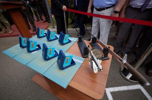 «Какое позорище»: Офицер ВСУ встал на колени перед послицей Великобритании