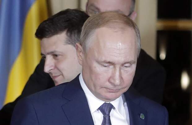 Президент Украины Владимир Зеленский и президент России Владимир Путин (слева направо) во время встречи в рамках саммита 